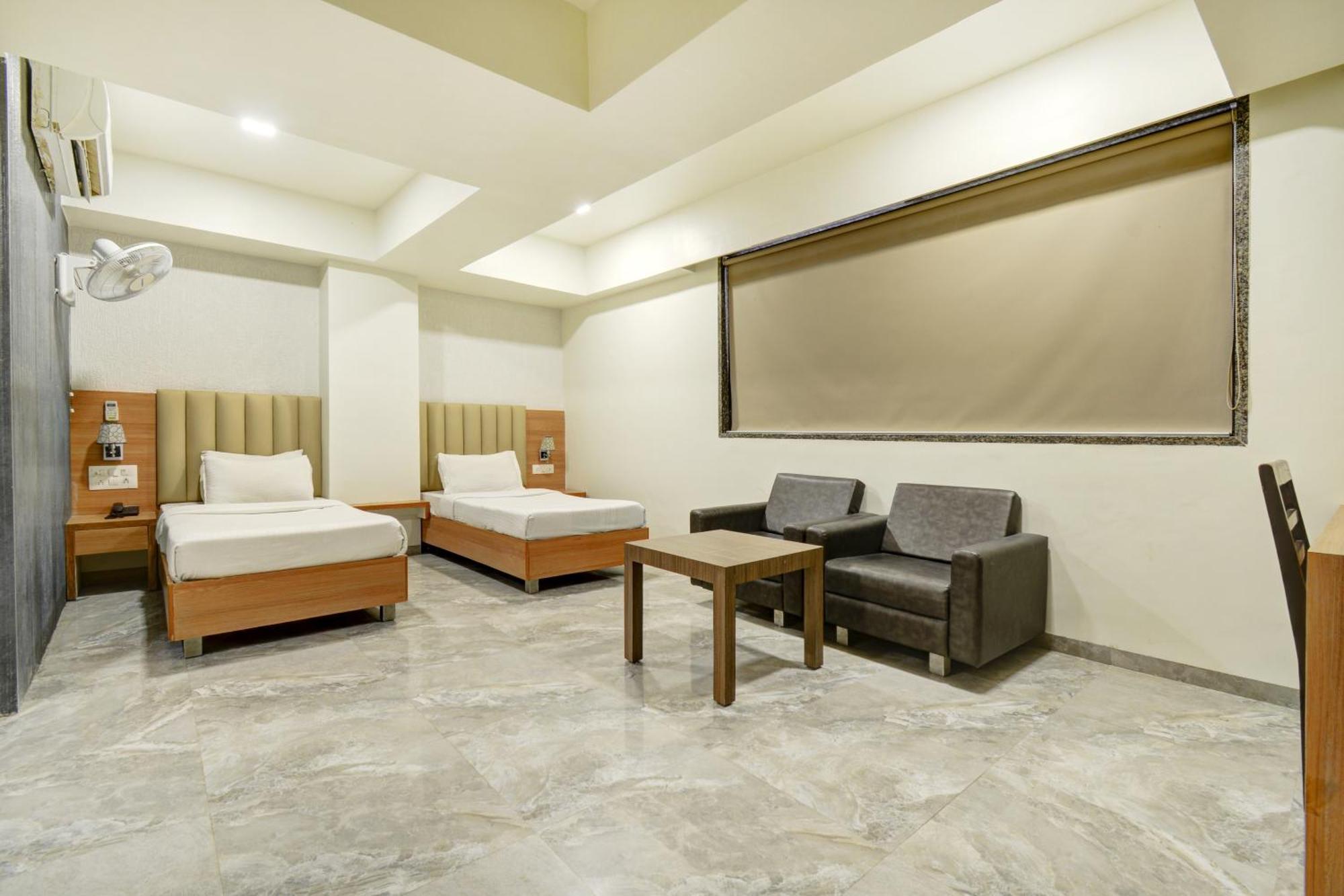 Hotel Desert Inn Tharad ภายนอก รูปภาพ