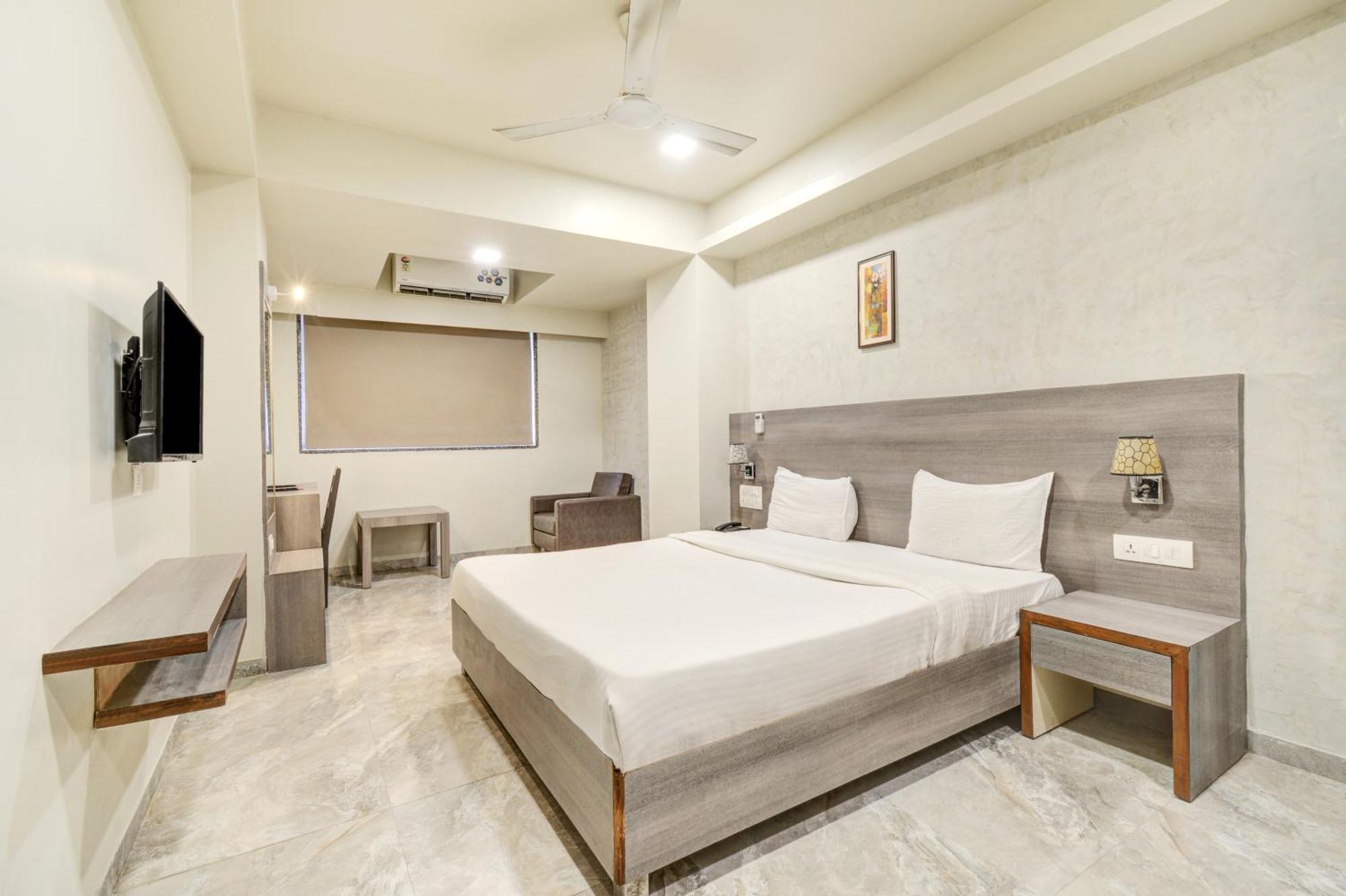 Hotel Desert Inn Tharad ภายนอก รูปภาพ