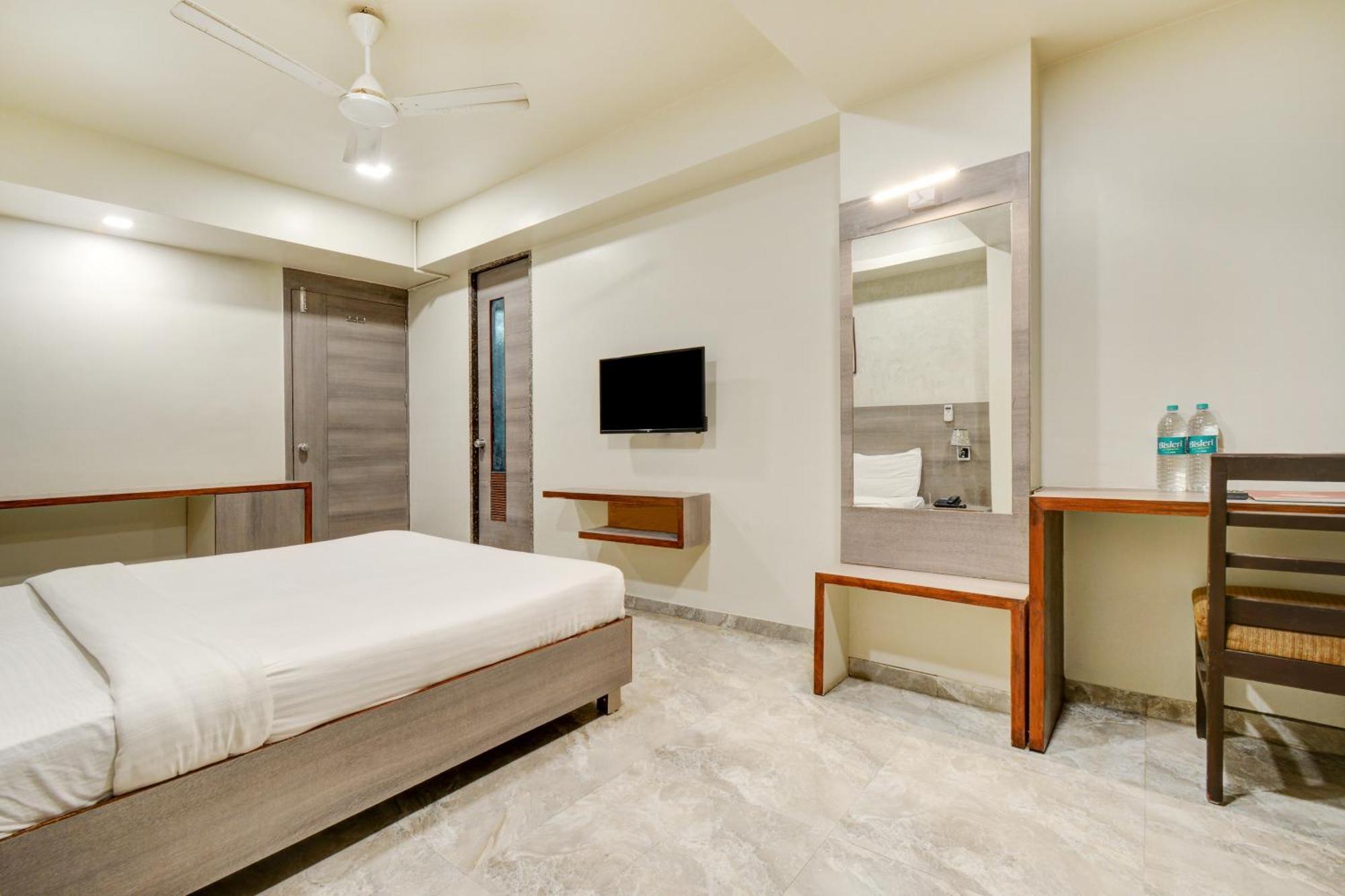 Hotel Desert Inn Tharad ภายนอก รูปภาพ