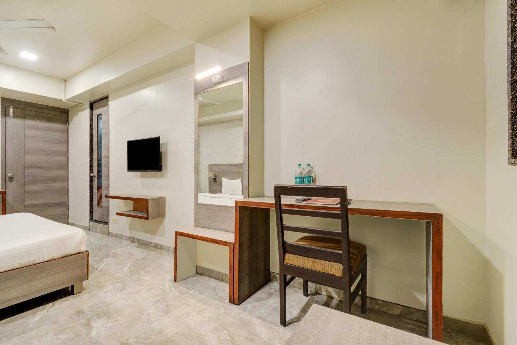 Hotel Desert Inn Tharad ภายนอก รูปภาพ