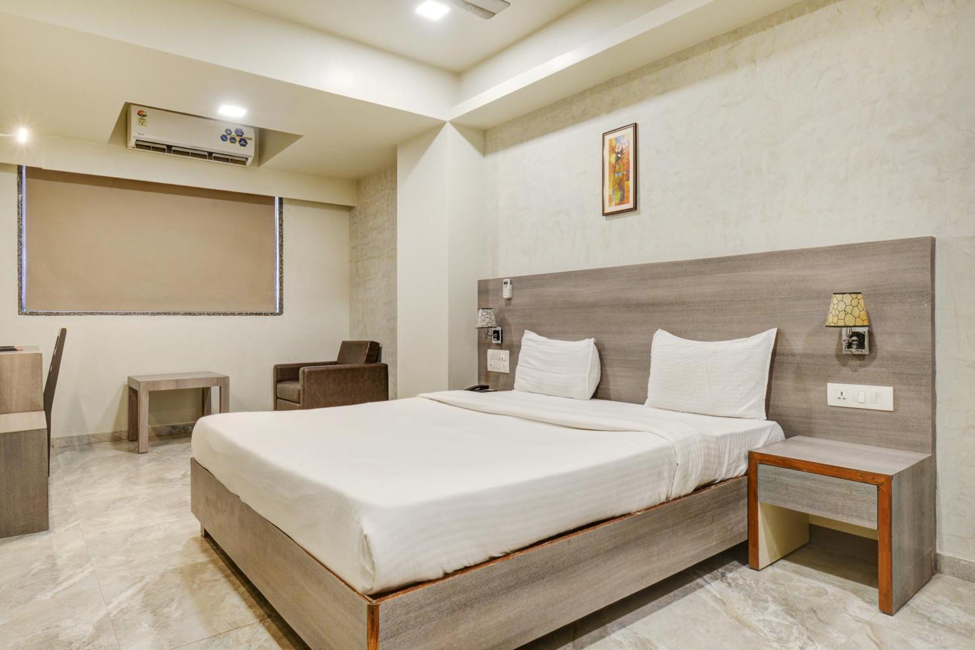 Hotel Desert Inn Tharad ภายนอก รูปภาพ