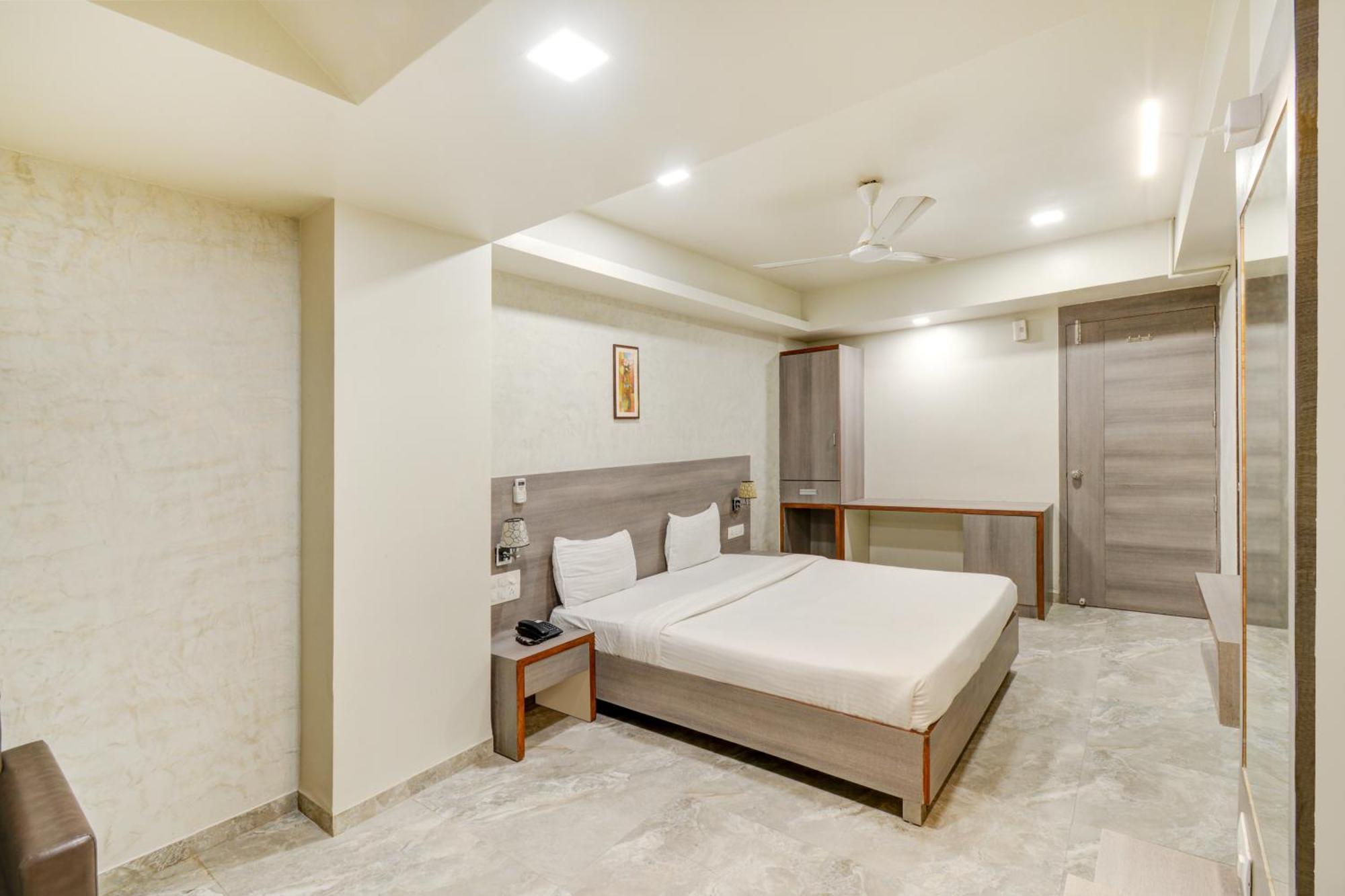 Hotel Desert Inn Tharad ภายนอก รูปภาพ