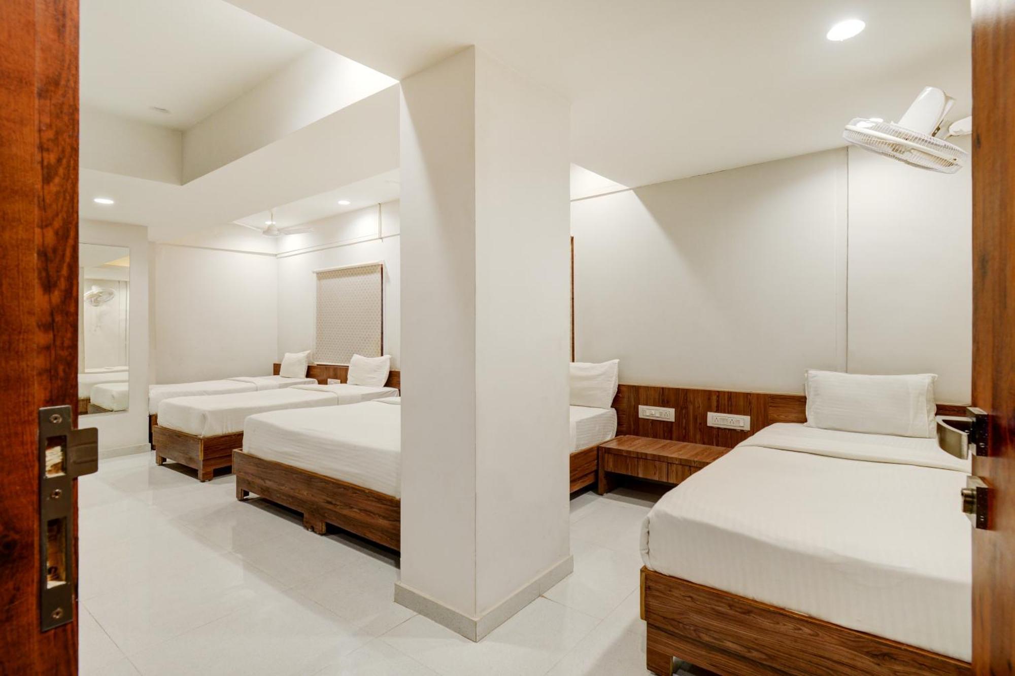 Hotel Desert Inn Tharad ภายนอก รูปภาพ