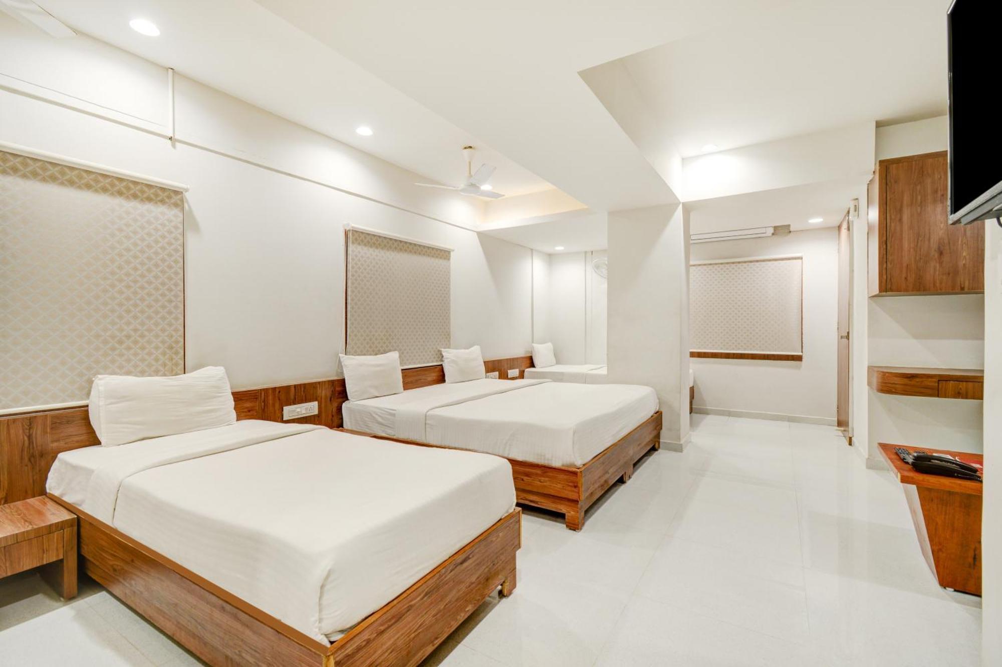 Hotel Desert Inn Tharad ภายนอก รูปภาพ