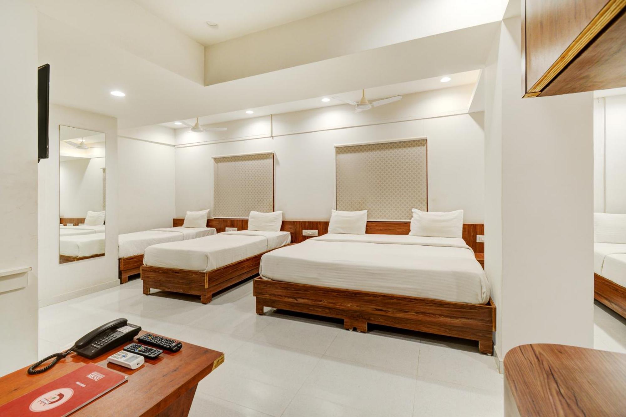 Hotel Desert Inn Tharad ภายนอก รูปภาพ
