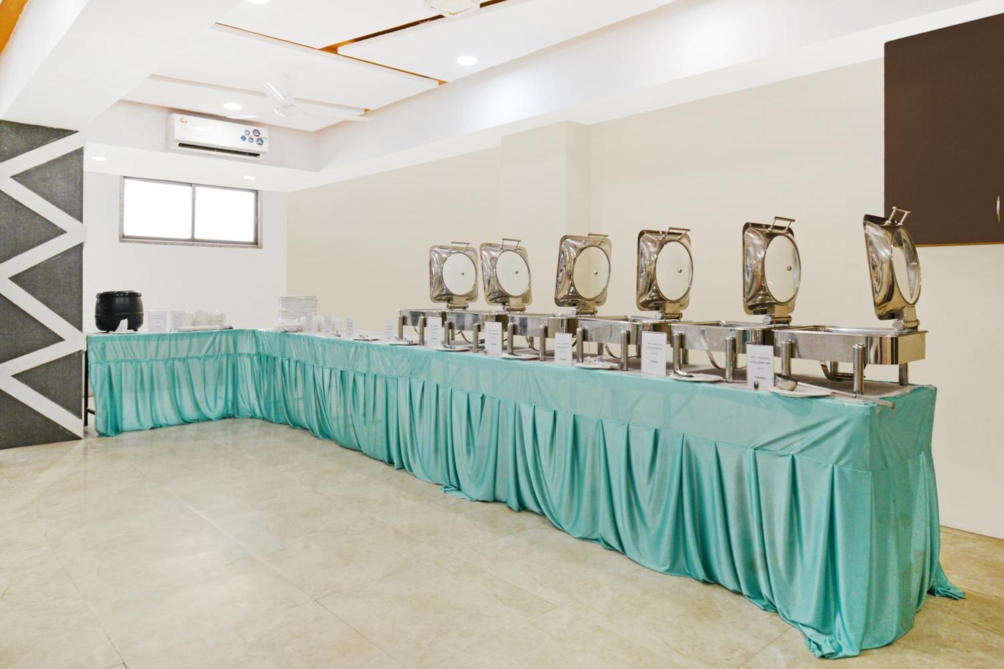 Hotel Desert Inn Tharad ภายนอก รูปภาพ