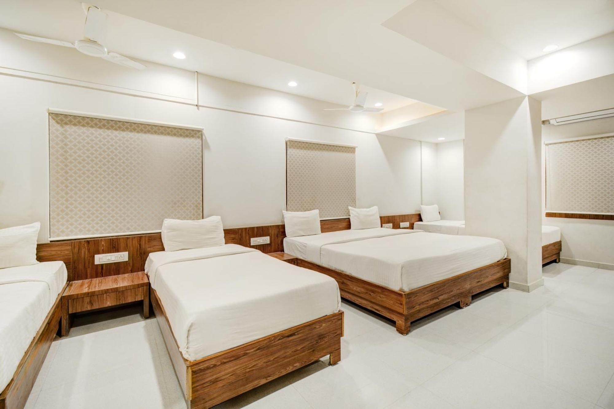 Hotel Desert Inn Tharad ภายนอก รูปภาพ