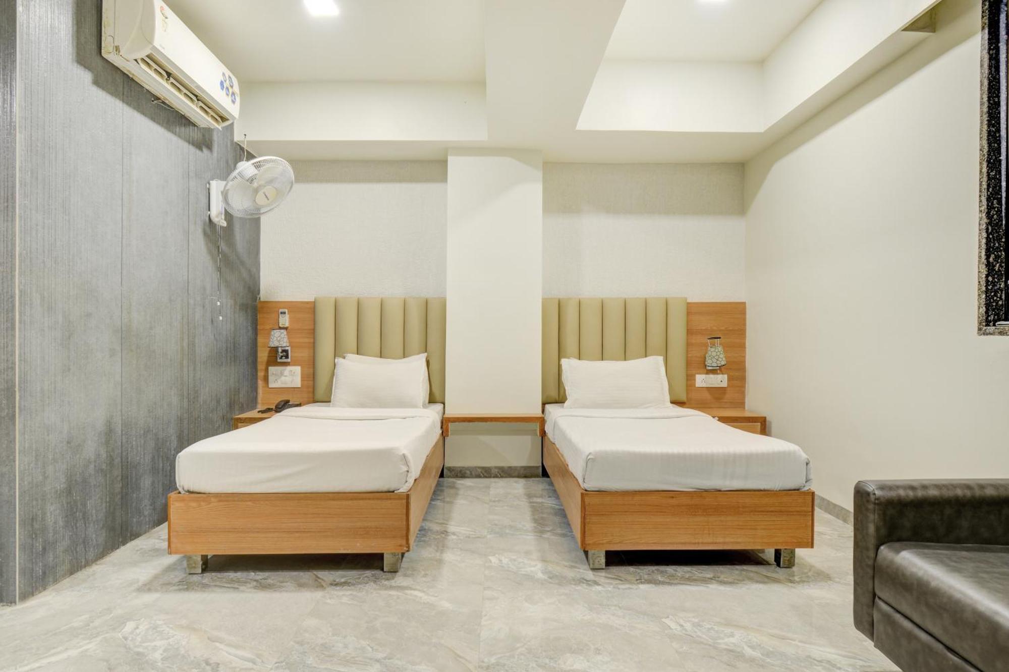 Hotel Desert Inn Tharad ภายนอก รูปภาพ