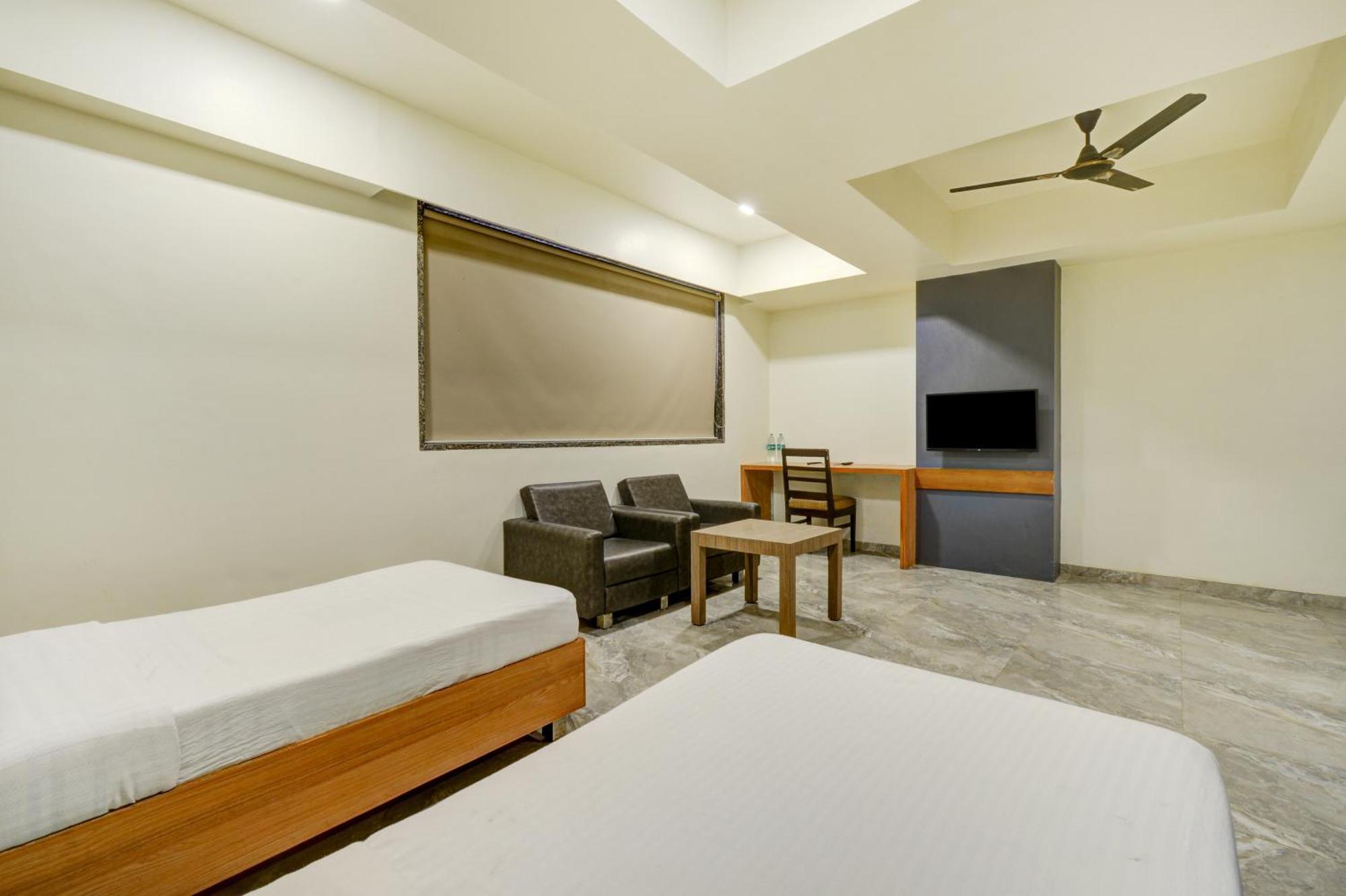 Hotel Desert Inn Tharad ภายนอก รูปภาพ