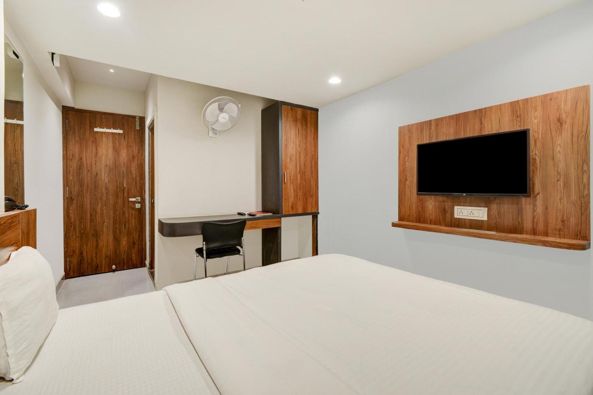 Hotel Desert Inn Tharad ภายนอก รูปภาพ