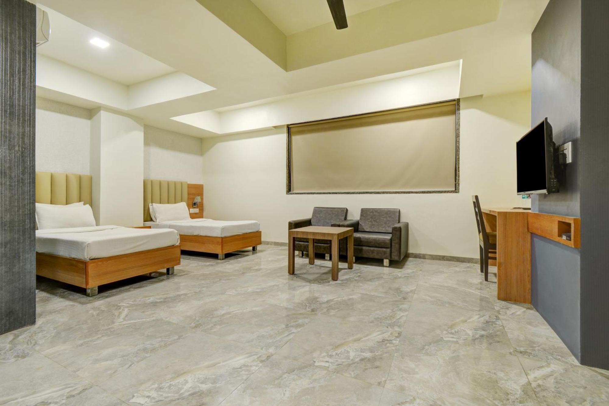 Hotel Desert Inn Tharad ภายนอก รูปภาพ